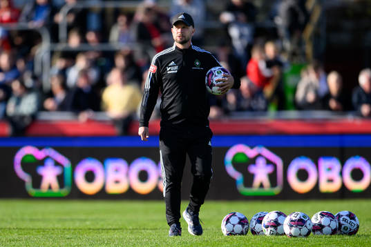 Skövdes tränare Tobias Linderoth innan fotbollsmatchen i