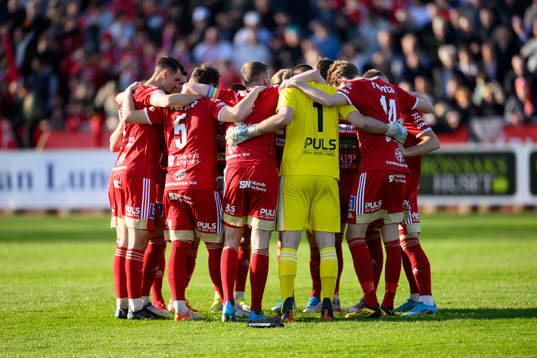 Skövdes spelare samlar innan fotbollsmatchen i Superettan