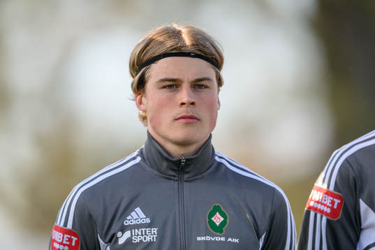 Skövdes Linus Mattsson vid lineup innan fotbollsmatchen i
