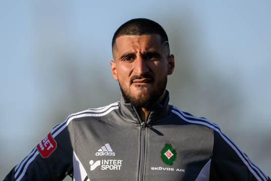 Skövdes Elmar Abraham vid lineup innan fotbollsmatchen i