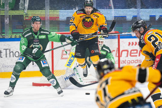 Färjestads Mattias Göransson och Luleås Brendan Shinnimin