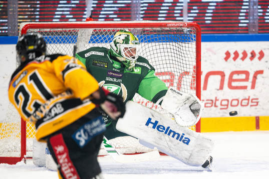 Luleås Juhani Tyrväinen och Färjestads målvakt Dominik