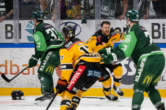 Färjestads Adam Ginning och Luleås Brendan Shinnimin