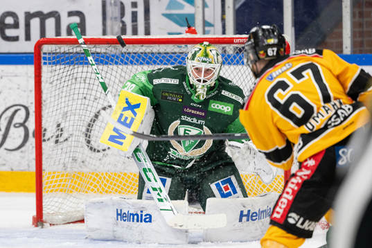 Färjestads målvakt Dominik Furch och Luleås Linus Omark