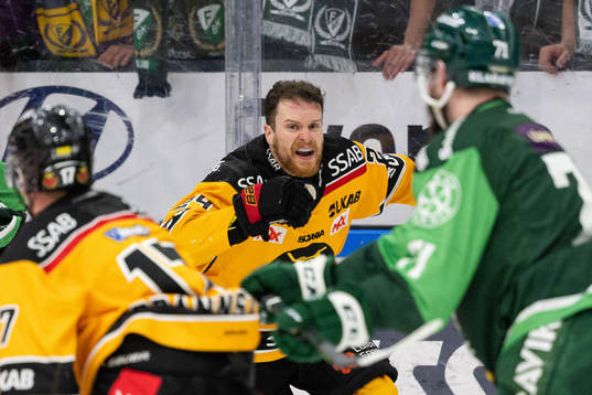 Färjestads Adam Ginning och Luleås Brendan Shinnimin