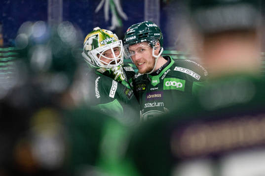 Färjestads målvakt Dominik Furch och Mattias Göransson