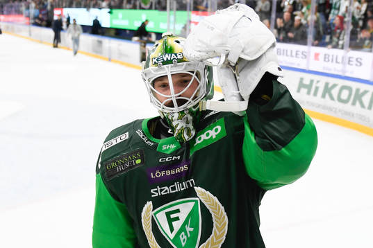 Färjestads målvakt Dominik Furch jublar