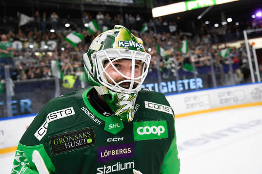 Färjestads målvakt Dominik Furch jublar