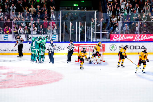 Färjestads Per Åslund jublar med lagkamrater