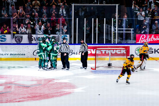 Färjestads Per Åslund jublar med lagkamrater