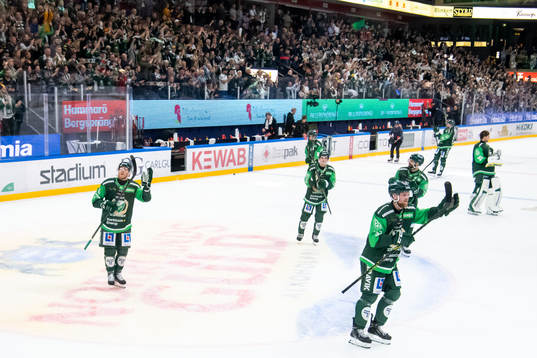 Färjestads spelare jublar och tackar publiken