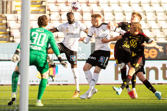 Örebros Nasiru Moro och Östersunds målvakt Andrew