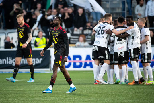 Östersunds Kevin Jablinski och Uchen Sabastine deppar
