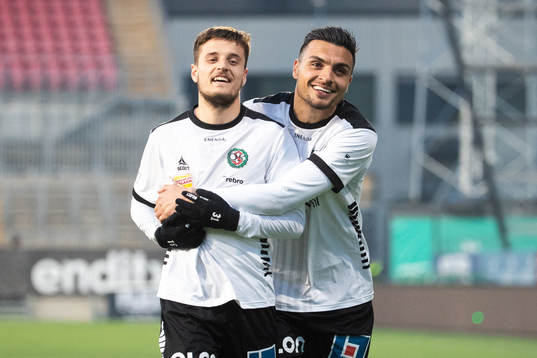 Örebros Vincent Thill och Ahmed Yasin jublar