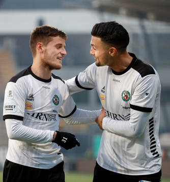 Örebros Vincent Thill och Ahmed Yasin  jublar