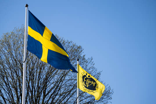 Svenska flaggan och Elfsborgs flagga