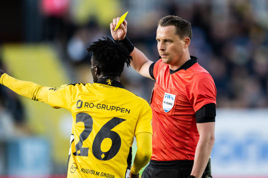 Domare Andreas Ekberg visar Elfsborgs Emmanuel Boateng gult