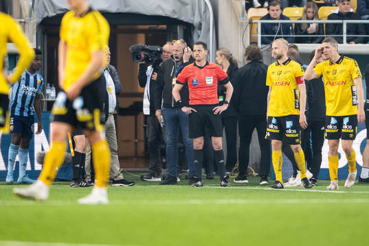 Elfsborgs domare Andreas Ekberg har pausat matchen på