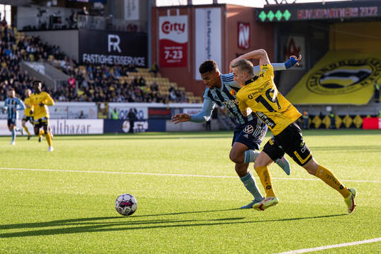 Djurgårdens Isak Hien och Elfsborgs Jeppe Møldrup Okkels