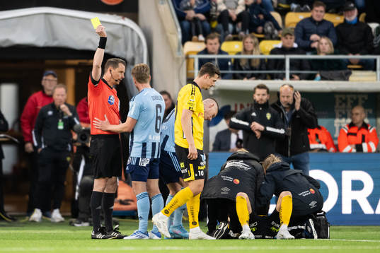 Domare Andreas Ekberg ger Djurgårdens Rasmus Schüller