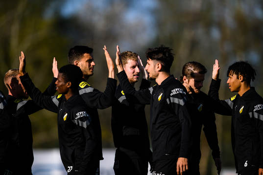 Häckens spelare värmer upp före fotbollsmatchen i