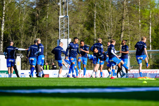 Värnamos spelare värmer upp före fotbollsmatchen i
