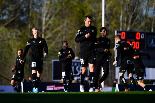 Häckens spelare värmer upp före fotbollsmatchen i