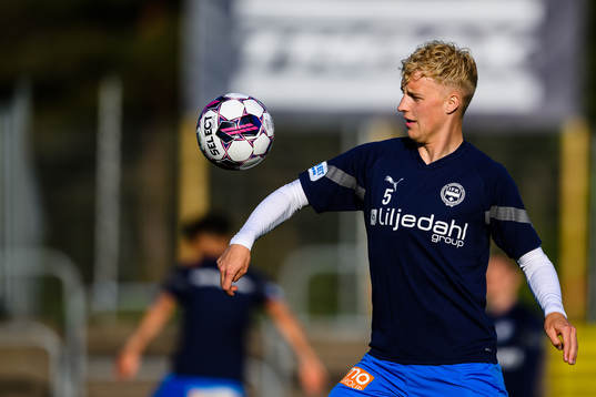 Värnamos Victor Larsson värmer upp före fotbollsmatchen