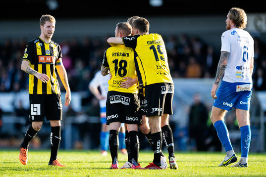 Häckens Mikkel Rygaard Jensen jublar med lagkamrater