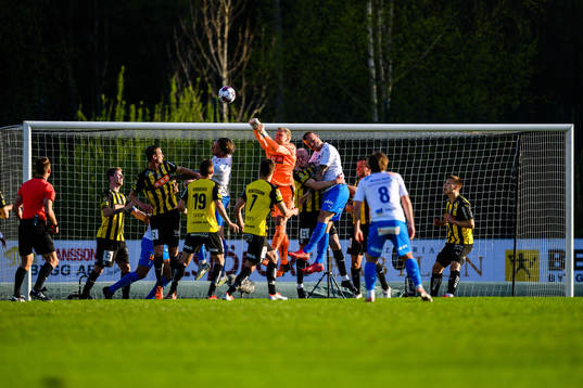 Häckens målvakt Peter Abrahamsson boxar iväg en boll