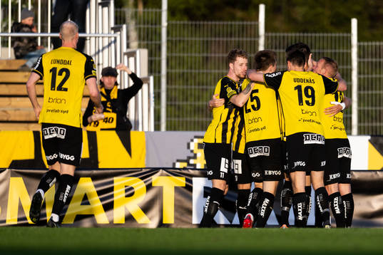 Häckens Alexander Jeremejeff jublar med lagkamrater