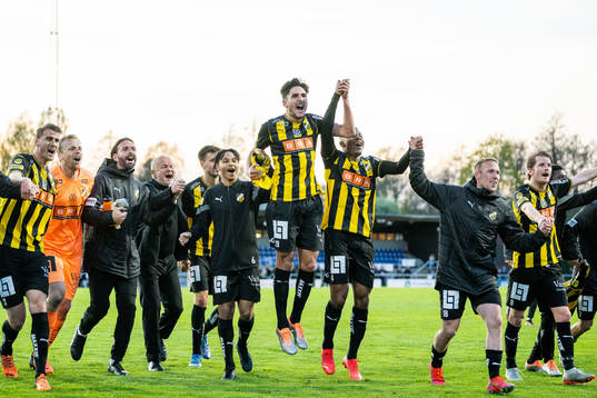 Häckens spelare och ledare jublar