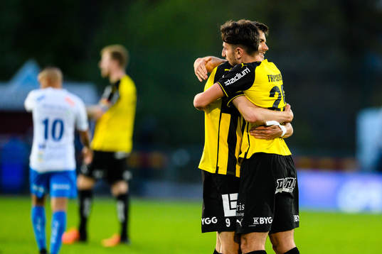 Häckens Alexander Jeremejeff och Filip Trpcevski jublar