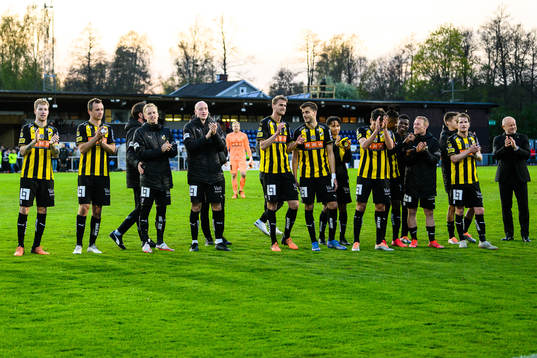 Häckens spelare och ledare jublar framför fansen