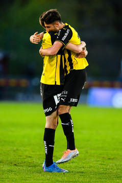 Häckens Alexander Jeremejeff och Filip Trpcevski jublar
