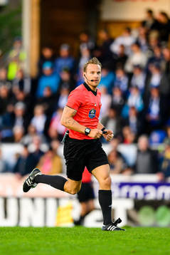 Domare Kristoffer Karlssonunder fotbollsmatchen i