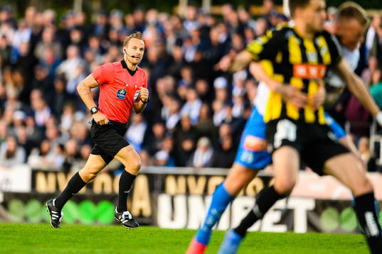 Domare Kristoffer Karlssonunder fotbollsmatchen i