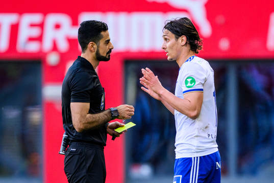 Domare Mohammed Al-Hakim i diskussion med IFK Norrköpings