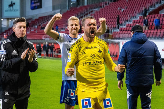 IFK Norrköpings målvakt Oscar Jansson jublar
