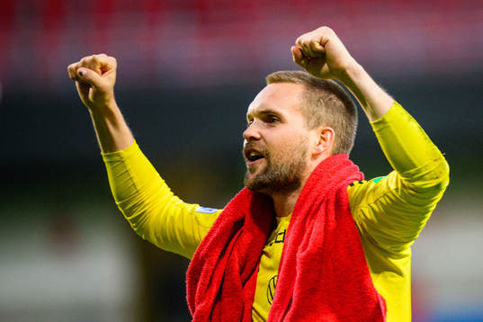 IFK Norrköpings målvakt Oscar Jansson jublar med klacken