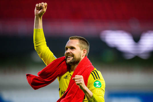 IFK Norrköpings målvakt Oscar Jansson jublar med klacken