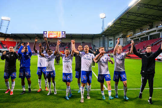 IFK Norrköpings spelar jublar mot