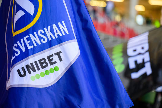 Flaggor med logotyper för Allsvenskan och Unibet