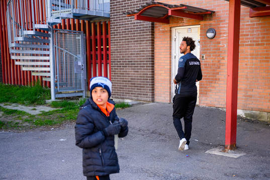Grundaren David Thulin på väg in för att hämta
