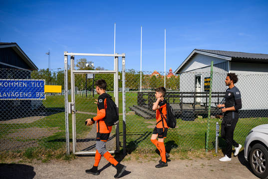 Grundaren David Thulin på väg in till träningsplanen med