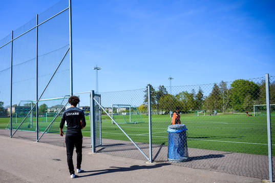 Grundaren David Thulin på väg till träningsplanen