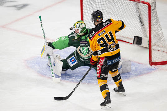 Färjestads målvakt Dominik Furch och Luleås Brendan