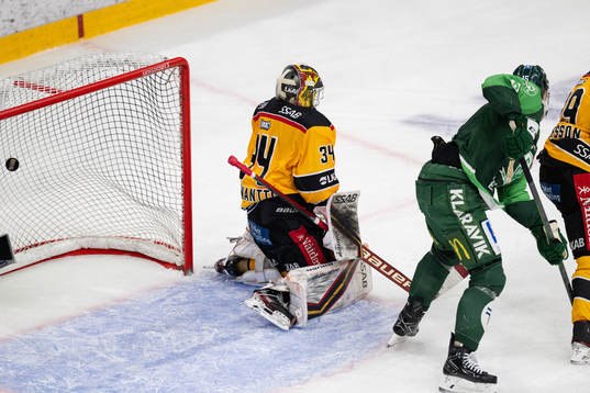 Färjestads Theodor Lennström, ej i bild, gör 1-0 bakom