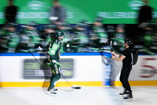 Färjestads Linus Johansson jublar
