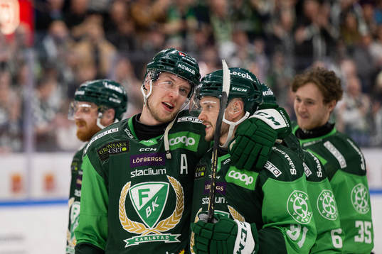Färjestads Victor Ejdsell och Theodor Lennström jublar